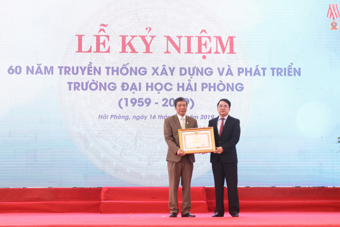 Ông Lê Khắc Nam, Phó chủ tịch Ủy ban nhân dân thành phố Hải Phòng trao Bằng khen của Thủ tướng Chính phủ tặng Tiến sỹ Đoàn Quang Mạnh, Phó Hiệu trưởng nhà trường (Ảnh:CTV) Ông Lê Khắc Nam, Phó chủ tịch Ủy ban nhân dân thành phố Hải Phòng trao Bằng khen của Thủ tướng Chính phủ tặng Tiến sỹ Đoàn Quang Mạnh, Phó Hiệu trưởng nhà trường (Ảnh:CTV)