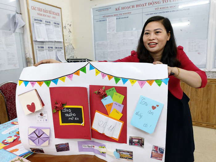 Cô giáo Ánh Tuyết &quot;khoe&quot; sản phẩm của các em học sinh lớp 9D8 thực hiện nhân dịp 20/11 (Ảnh: Lã Tiến)