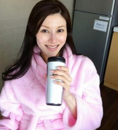 Mặc dù đã lên chức làm mẹ nhưng Lý Gia Hân vẫn không hổ danh với danh hiệu Hoa hậu Hồng Kông 1988 một thời. Mặc dù đã lên chức làm mẹ nhưng Lý Gia Hân vẫn không hổ danh với danh hiệu Hoa hậu Hồng Kông 1988 một thời.