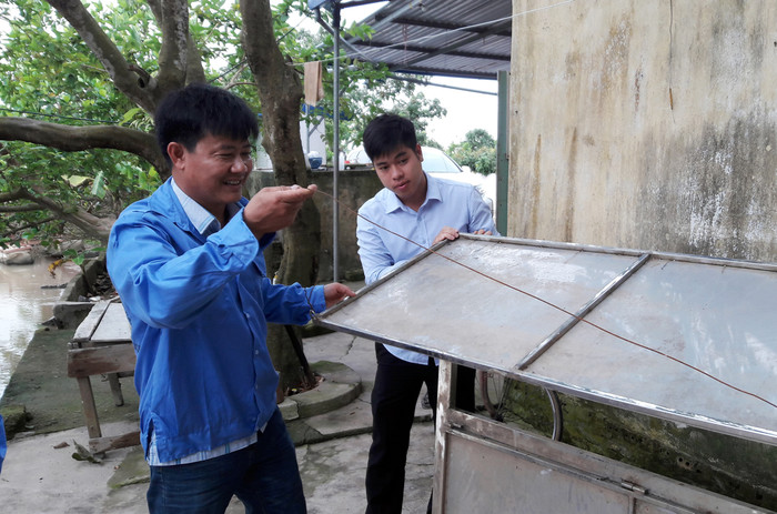 Anh Lượng tự chế ra nhiều dụng cụ phục vụ cho sản xuất nông nghiệp của gia đình. (Ảnh: Lã Tiến)