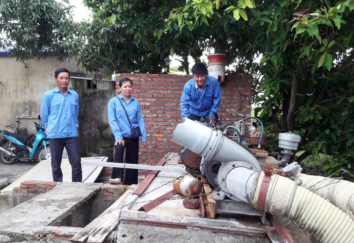 Anh Lượng (ngoài cùng bên phải) tự chế ra máy cải tạo nền đất ruộng. (Ảnh: Lã Tiến)