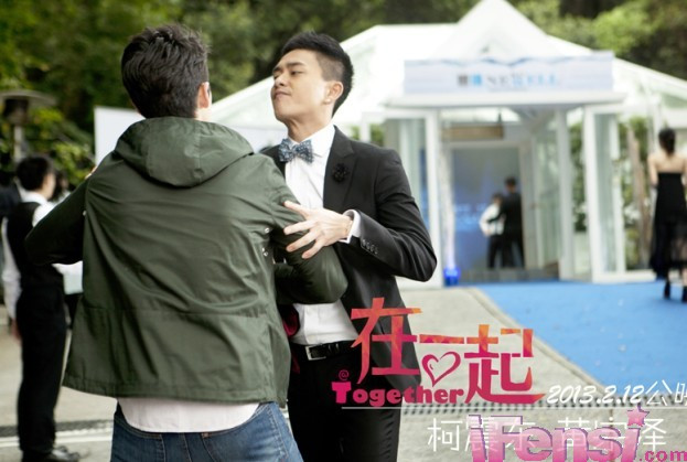 Cảnh xung đột giữa hai tình địch Kha Chấn Đông (gáo khoác) và Huỳnh Tông Trạch (áo vest).