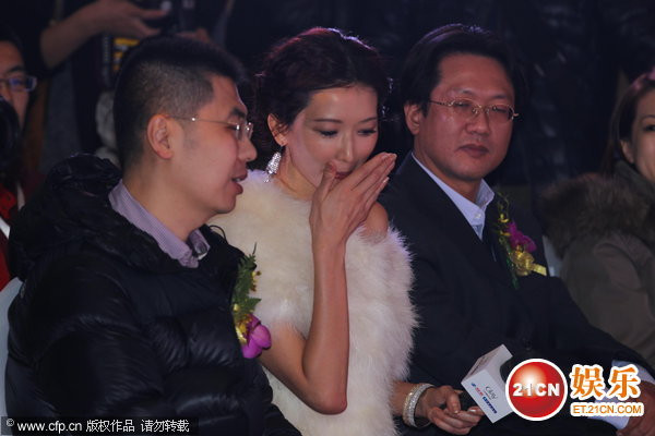 Lâm Chí Linh bí mật chuyện trò bên cạnh 2 vị lãnh đạo cấp cao của thương hiệu mà cô làm gương mặt đại diện.