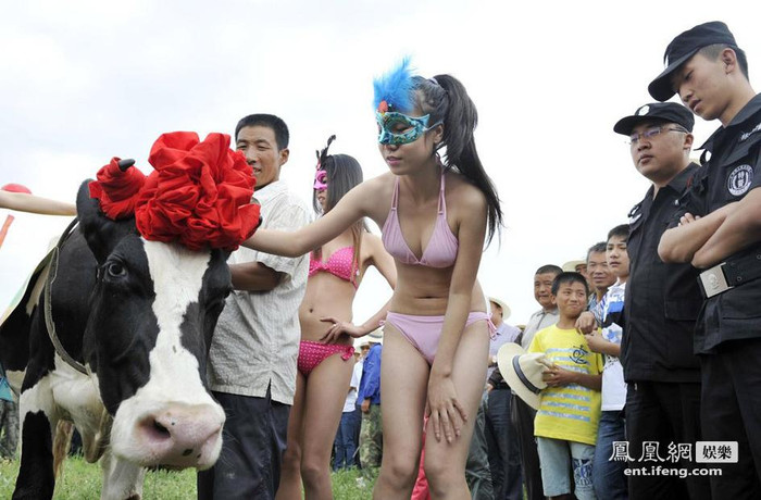 Với cách làm này, cuộc thi đã thu hút đông đảo người dân đến xem, trong đó có không ít các em nhỏ cũng như thanh niên.