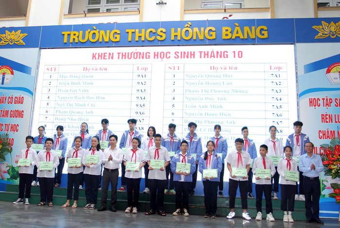 Các em học sinh đạt thành tích xuất sắc trong tháng 10 được khen thưởng (Ảnh: Lã Tiến) Các em học sinh đạt thành tích xuất sắc trong tháng 10 được khen thưởng (Ảnh: Lã Tiến)