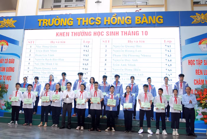 Các em học sinh đạt thành tích xuất sắc trong tháng 10 được khen thưởng (Ảnh: Lã Tiến) Các em học sinh đạt thành tích xuất sắc trong tháng 10 được khen thưởng (Ảnh: Lã Tiến)
