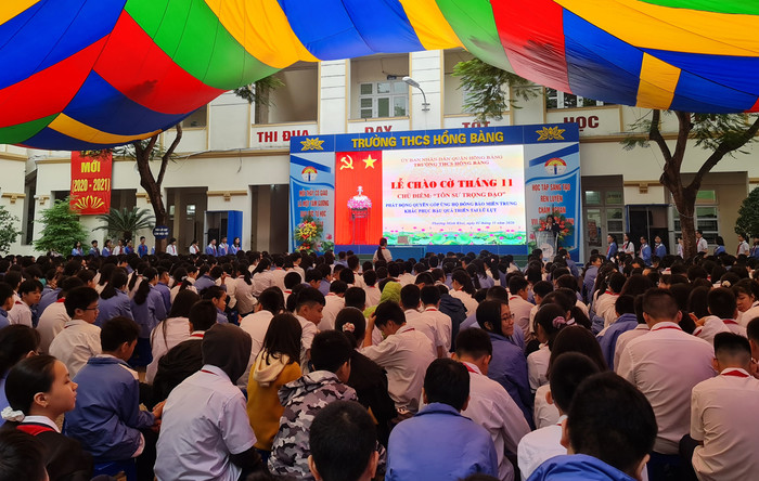 Toàn thể cán bộ, giáo viên, nhân viên và học sinh nhà trường tích cực hưởng ứng lời kêu gọi ủng hộ miền Trung ruột thịt (Ảnh: Lã Tiến) Toàn thể cán bộ, giáo viên, nhân viên và học sinh nhà trường tích cực hưởng ứng lời kêu gọi ủng hộ miền Trung ruột thịt (Ảnh: Lã Tiến)