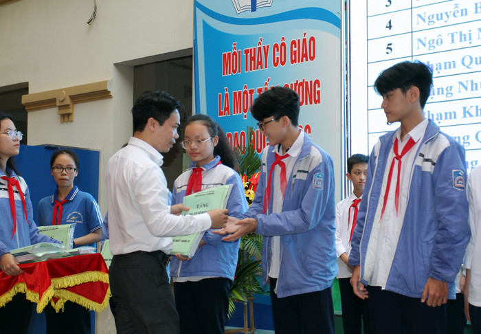 Thầy giáo Trịnh Doãn Toản, Hiệu trưởng Trường Trung học cơ sở Hồng Bàng trao phần thưởng động viên các em học sinh có thành tích xuất sắc trong tháng 10 (ảnh: Lã Tiến) Thầy giáo Trịnh Doãn Toản, Hiệu trưởng Trường Trung học cơ sở Hồng Bàng trao phần thưởng động viên các em học sinh có thành tích xuất sắc trong tháng 10 (ảnh: Lã Tiến)