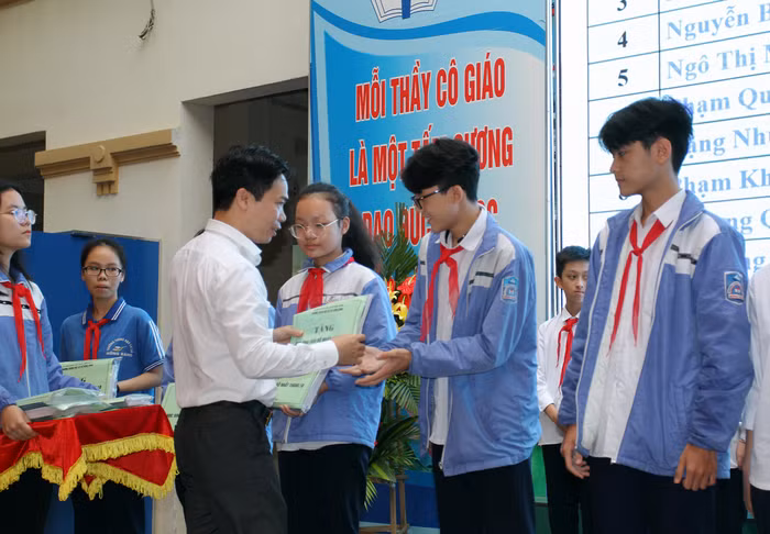 Thầy giáo Trịnh Doãn Toản, Hiệu trưởng Trường Trung học cơ sở Hồng Bàng trao phần thưởng động viên các em học sinh có thành tích xuất sắc trong tháng 10 (ảnh: Lã Tiến) Thầy giáo Trịnh Doãn Toản, Hiệu trưởng Trường Trung học cơ sở Hồng Bàng trao phần thưởng động viên các em học sinh có thành tích xuất sắc trong tháng 10 (ảnh: Lã Tiến)