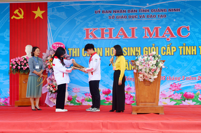 Đại diện học sinh thành phố Móng Cái kiểm tra niêm phong đề thi (Ảnh: CTV) chon-hsg-tinh-qn-1.jpeg