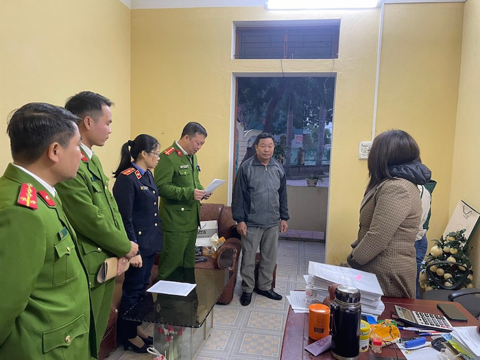 Cơ quan Cảnh sát điều tra Công an huyện Bình Giang thực hiện lệnh khám xét nơi làm việc của đối tượng Vũ Thị Nga (Ảnh: Công an cung cấp) khoi-to-hd-1.jpeg