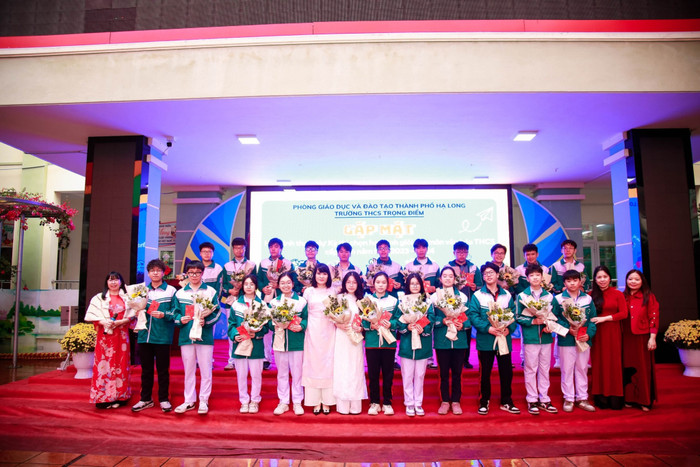 Trường Trung học cơ sở Trọng Điểm tổ chức Lễ xuất quân động viên tinh thần và chúc mừng các em học sinh tham gia Kỳ thi chọn học sinh giỏi cấp tỉnh năm 2024 (Ảnh: CTV) chon-hsg-qn-2.jpeg