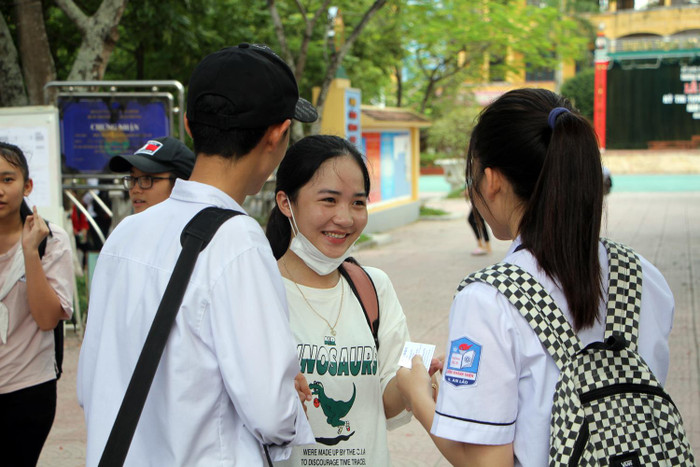 Thí sinh Hải Phòng phấn khởi vì đề thi Ngữ Văn vừa sức, có em khoe trúng tủ Thí sinh Hải Phòng phấn khởi vì đề thi Ngữ Văn vừa sức, có em khoe trúng tủ