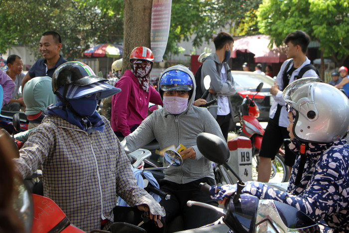 Phụ huynh chờ đón con dưới thời tiết nắng nóng, oi bức (Ảnh: Lã Tiến) Phụ huynh chờ đón con dưới thời tiết nắng nóng, oi bức (Ảnh: Lã Tiến)