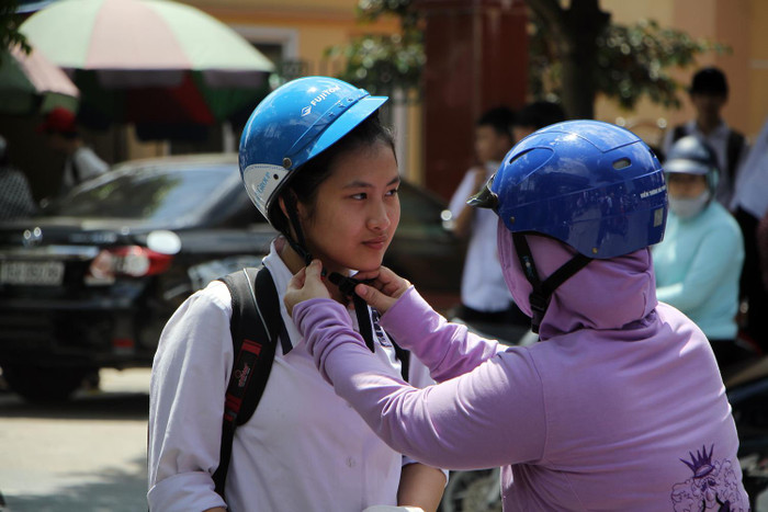 Thí sinh làm bài thi xong được các phụ huynh đưa về nhà nghỉ ngơi. (Ảnh: Lã Tiến) Thí sinh làm bài thi xong được các phụ huynh đưa về nhà nghỉ ngơi. (Ảnh: Lã Tiến)