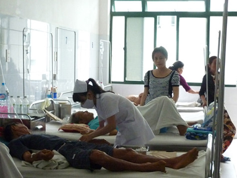 Một điều dưỡng học việc chăm sóc bệnh nhân. Một điều dưỡng học việc chăm sóc bệnh nhân.