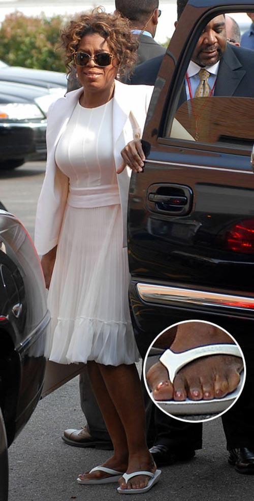 Oprah Winfrey cũng không khá khẩm hơn. Đôi bàn chân của quý bà này có hình thù rất ngộ. (Ảnh:xz) Xem thêm: Thời trang sao Việt/ Nghệ thuật chăm sóc da ngày hè.