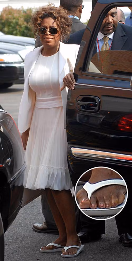 Oprah Winfrey cũng không khá khẩm hơn. Đôi bàn chân của quý bà này có hình thù rất ngộ. (Ảnh:xz) Xem thêm: Thời trang sao Việt/ Nghệ thuật chăm sóc da ngày hè. Oprah Winfrey cũng không khá khẩm hơn. Đôi bàn chân của quý bà này có hình thù rất ngộ. (Ảnh:xz) Xem thêm: Thời trang sao Việt/ Nghệ thuật chăm sóc da ngày hè.