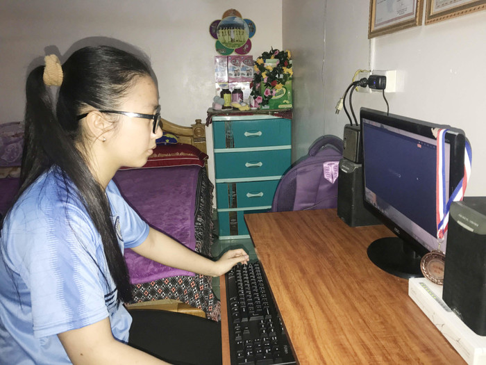 Em Lưu Thu Huyền dành nhiều thời gian để học môn Tin học tại nhà (Ảnh: Thu Trang) Em Lưu Thu Huyền dành nhiều thời gian để học môn Tin học tại nhà (Ảnh: Thu Trang)