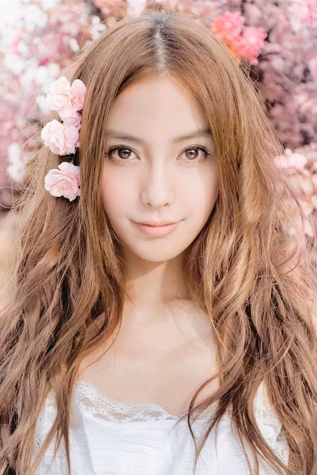 Angelababy chia sẻ thường xuyên cập nhật thông tin và đeo khẩu trang để phòng chống dịch cúm H7N9.