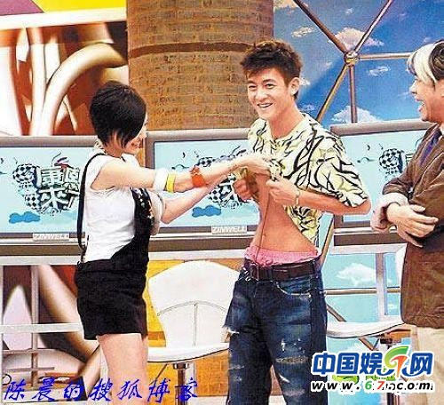 “Super soi” ngực lép của Trần Quán Hy với quần lót màu hồng anh đang mặc, lần tới chắc Trần Quán Hy phải đi tập thể hình với mặc quần xanh nõn chuối mất. “Super soi” ngực lép của Trần Quán Hy với quần lót màu hồng anh đang mặc, lần tới chắc Trần Quán Hy phải đi tập thể hình với mặc quần xanh nõn chuối mất.