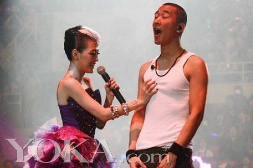 Rồi đến nắn ngực, không biết cô còn đi xa đến đâu. Rồi đến nắn ngực, không biết cô còn đi xa đến đâu.