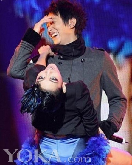 Trong lần biểu diễn cùng nam ca sĩ Hàn Canh (cựu thành viên nhóm nhạc Hàn Quốc Suju), Tiểu S đã không ngần ngại ôm anh và diễn màn “múa cột” đầy khiêu khích khiến Hàn Canh đỏ mặt tía tai vì ngượng. Trong lần biểu diễn cùng nam ca sĩ Hàn Canh (cựu thành viên nhóm nhạc Hàn Quốc Suju), Tiểu S đã không ngần ngại ôm anh và diễn màn “múa cột” đầy khiêu khích khiến Hàn Canh đỏ mặt tía tai vì ngượng.