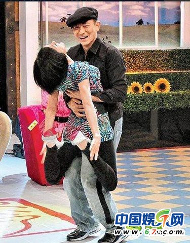 Không biết cô đang múa điệu gì với thiên vương Lưu Đức Hoa khiến anh chỉ còn biết làm theo mà cười méo xệch. Không biết cô đang múa điệu gì với thiên vương Lưu Đức Hoa khiến anh chỉ còn biết làm theo mà cười méo xệch.