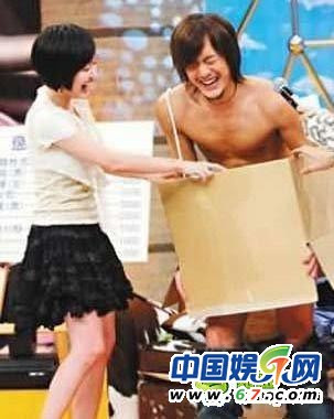 Người khởi sướng màn “tụt quần trong hộp” không ai khác là Tiểu S, khổ chủ chỉ còn biết cười “nhăn”. Người khởi sướng màn “tụt quần trong hộp” không ai khác là Tiểu S, khổ chủ chỉ còn biết cười “nhăn”.