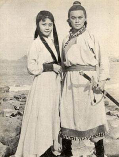 Năm 1976, lần đầu tiên Dương Quá và Tiểu Long Nữ lên phim truyền hình trong tác phẩm do Đài truyền hình Giai thị (HK) thực hiện, với hai diễn viên chính là La Lạc Lâm và Lý Thông Minh. Tuy hiệu quả của bộ phim này chỉ dừng lại ở mức độ “hình ảnh hoá” những trang viết của nhà văn Kim Dung nhưng diễn xuất của La Lạc Lâm và Lý Thông Minh được đánh giá rất cao khi họ có công “làm sống” hai nhân vật Dương Quá và Tiểu Long Nữ.