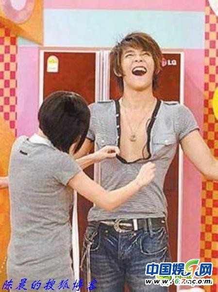 Tiếp tục “soi” ngực bạn diễn nam. Tiếp tục “soi” ngực bạn diễn nam.