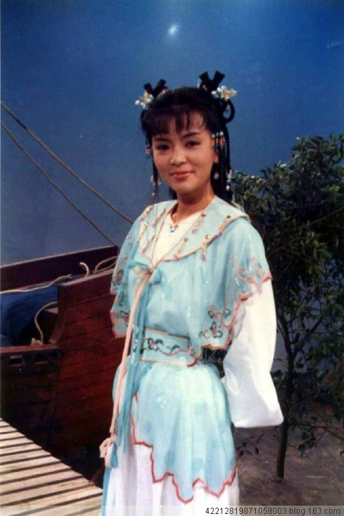 Trần Ngọc Liên (CTV - 1988), Năm 1984, người ta không còn gọi Trần Ngọc Liên là Tiểu Long Nữ nữa mà thay vào đó là "tiểu Đông Tà Hoàng Dung". Trần Ngọc Liên (CTV - 1988), Năm 1984, người ta không còn gọi Trần Ngọc Liên là Tiểu Long Nữ nữa mà thay vào đó là "tiểu Đông Tà Hoàng Dung".
