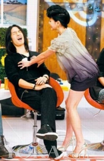 …Và nắn ngực. …Và nắn ngực.