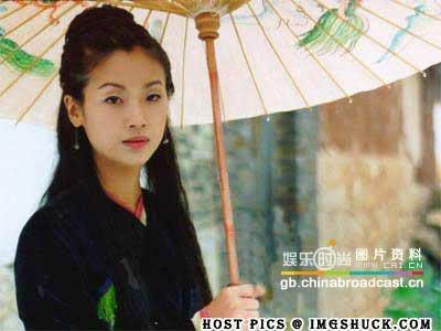 Tiểu Long Nữ Ngô Thanh Liên gây tranh cãi bởi trang phục đen tuyền (Năm 1998, chúng ta có đến hai bộ phim Thần Điêu Đại Hiệp. Ngoài phiên bản của Phạm Văn Phương và Lý Minh Thuận còn có một phiên bản khác do Nhậm Hiền Tề và Ngô Thanh Liên đảm nhiệm vai chính. Có lẽ do muốn một sự khác biệt, đạo diễn phim đã táo bạo chỉnh sửa hình tượng Tiểu Long Nữ.