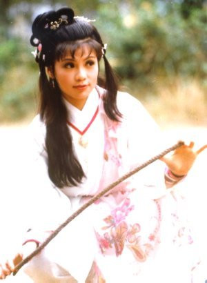 Ông Mỹ Linh (TVB -1983), Ông Mỹ Linh thể hiện xuất thần nhân vật Hoàng Dung trong Anh Hùng Xạ Điêu (1983), phiên bản được xem là kinh điển và thành công nhất của bộ tiểu thuyết này. Nếu xét về ngoại hình, có lẽ Ông Mỹ Linh khó lòng cạnh tranh với rừng người đẹp, nhưng nhắc đến sức ảnh hưởng của nhân vật và nhân vật Hoàng Dung, chắc chắn người đầu tiên khán giả nhớ đến sẽ là Ông Mỹ Linh.Ông Mỹ Linh tự sát năm 1985. Ông Mỹ Linh (TVB -1983), Ông Mỹ Linh thể hiện xuất thần nhân vật Hoàng Dung trong Anh Hùng Xạ Điêu (1983), phiên bản được xem là kinh điển và thành công nhất của bộ tiểu thuyết này. Nếu xét về ngoại hình, có lẽ Ông Mỹ Linh khó lòng cạnh tranh với rừng người đẹp, nhưng nhắc đến sức ảnh hưởng của nhân vật và nhân vật Hoàng Dung, chắc chắn người đầu tiên khán giả nhớ đến sẽ là Ông Mỹ Linh.Ông Mỹ Linh tự sát năm 1985.