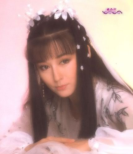 Phan Nghinh Tử với vẻ đẹp pha lê song lại quá rườm rà về phục sức.