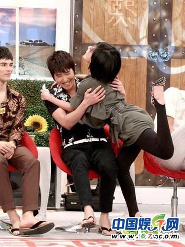 Cô có nhiều hành động khiến người xem “không đỡ nổi”. Cô có nhiều hành động khiến người xem “không đỡ nổi”.