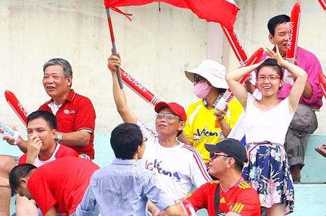 Người đàn ông mặc áo trắng bị nhận diện là đã tấn công trong tài Trí