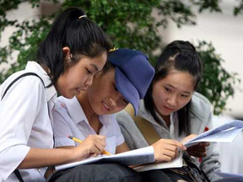 Trong 2 đợt thi ĐH, thí sinh quan tâm đến cách ra đề thi mở của Bộ GD-ĐT. Theo lãnh đạo Bộ, khuynh hướng này cũng có ở kỳ thi CĐ sắp tới. Ảnh: Đào Ngọc Thạch .