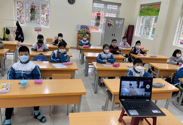 Nhiều ý kiến của giáo viên, phụ huynh cho rằng việc dạy học kết hợp trực tiếp và trực tuyến còn tồn tại nhiều bất cập (Ảnh: PL)