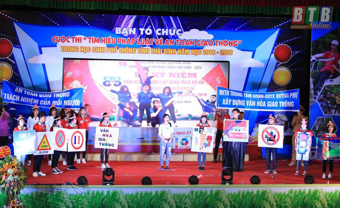 Các đội thể hiện phần thi bằng hình thức sân khấu hóa (Ảnh: Báo Thái Bình) Các đội thể hiện phần thi bằng hình thức sân khấu hóa (Ảnh: Báo Thái Bình)