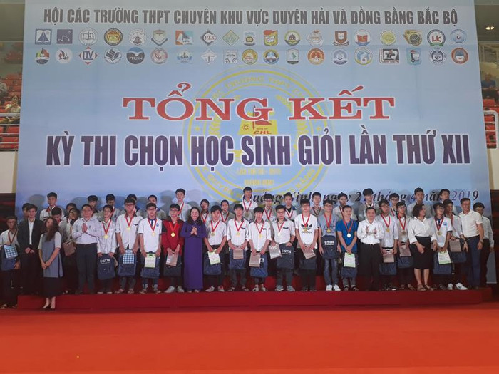 Ban tổ chức trao huy chương Vàng môn Toán cho các học sinh đạt giải (Ảnh: CTV) Ban tổ chức trao huy chương Vàng môn Toán cho các học sinh đạt giải (Ảnh: CTV)