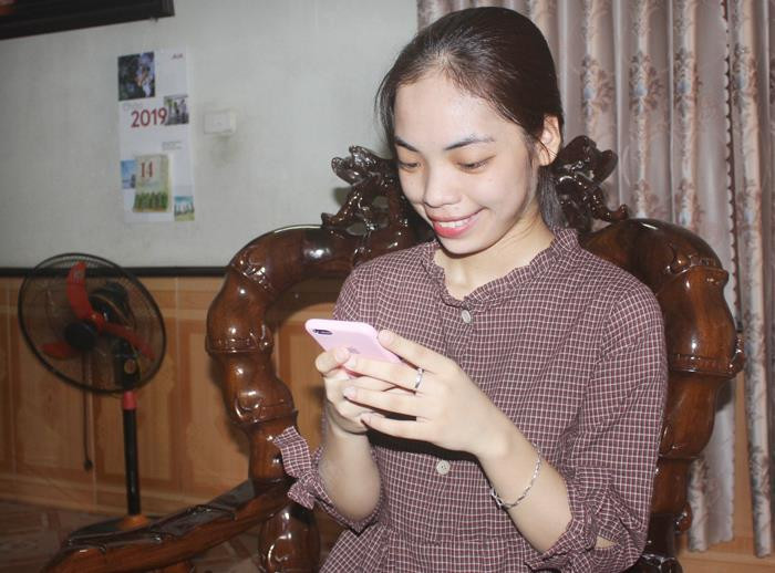 Nữ sinh Trần Thị Hảo sung sướng và hạnh phúc khi biết mình đạt điểm 10 môn Lịch sử (Ảnh: CTV) Nữ sinh Trần Thị Hảo sung sướng và hạnh phúc khi biết mình đạt điểm 10 môn Lịch sử (Ảnh: CTV)