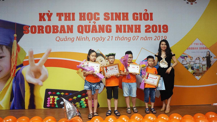 Ban tổ chức trao giải cho các học sinh đạt giải (Ảnh: CTV) Ban tổ chức trao giải cho các học sinh đạt giải (Ảnh: CTV)