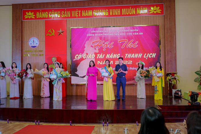 Lãnh đạo Ủy ban nhân dân quân Ngô Quyền trao giải cho các cô giáo tham gia hội thi (Ảnh: LT) Lãnh đạo Ủy ban nhân dân quân Ngô Quyền trao giải cho các cô giáo tham gia hội thi (Ảnh: LT)