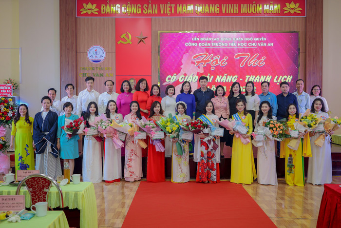 Các đại biểu chụp ảnh lưu niệm với các thí sinh (Ảnh: LT) Các đại biểu chụp ảnh lưu niệm với các thí sinh (Ảnh: LT)