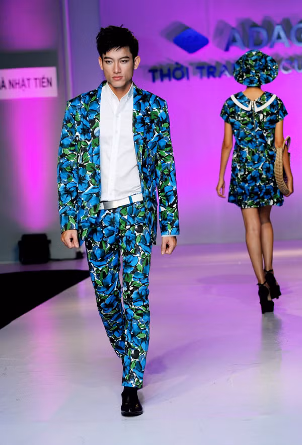 Người mẫu Trung Cương lạnh lùng dù đang diện bộ vest hoa. Người mẫu Trung Cương lạnh lùng dù đang diện bộ vest hoa.