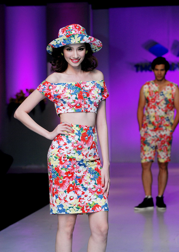 Người đẹp Trúc Diễm trẻ trung, gợi cảm với thiết kế váy hoa hở vai và khoe eo thon quyến rũ. Làn da trắng bóc của cô nàng được làm nổi bật trên nền váy hoa đỏ tươi. Người đẹp Trúc Diễm trẻ trung, gợi cảm với thiết kế váy hoa hở vai và khoe eo thon quyến rũ. Làn da trắng bóc của cô nàng được làm nổi bật trên nền váy hoa đỏ tươi.