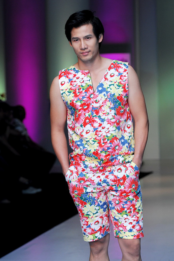 Một số người mẫu nam như Thanh Thức cũng tham gia trình diễn bộ sưu tập vải in hoa độc đáo. Trong bộ trang phục hoa hòe, Thanh Thức....không được manly cho lắm. Một số người mẫu nam như Thanh Thức cũng tham gia trình diễn bộ sưu tập vải in hoa độc đáo. Trong bộ trang phục hoa hòe, Thanh Thức....không được manly cho lắm.