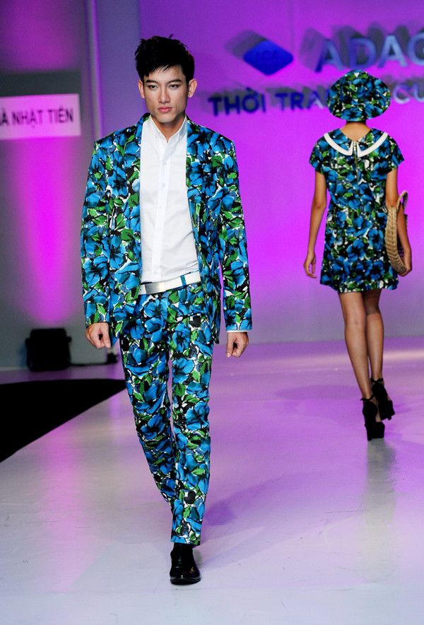 Người mẫu Trung Cương lạnh lùng dù đang diện bộ vest hoa. Người mẫu Trung Cương lạnh lùng dù đang diện bộ vest hoa.